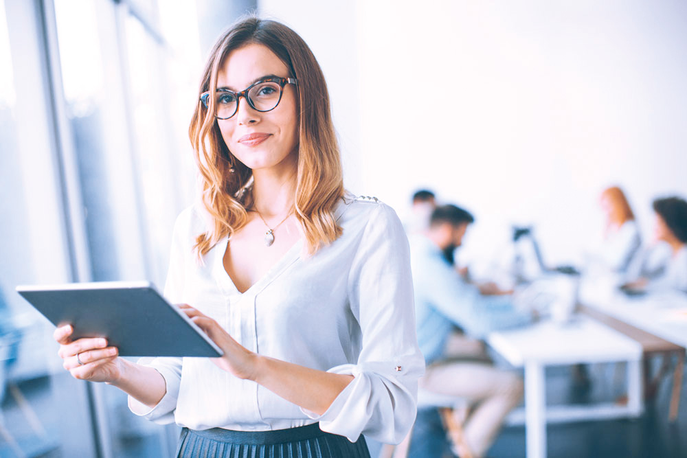 bg-elegant-businesswoman-standing-office-with-digital-tablet-2